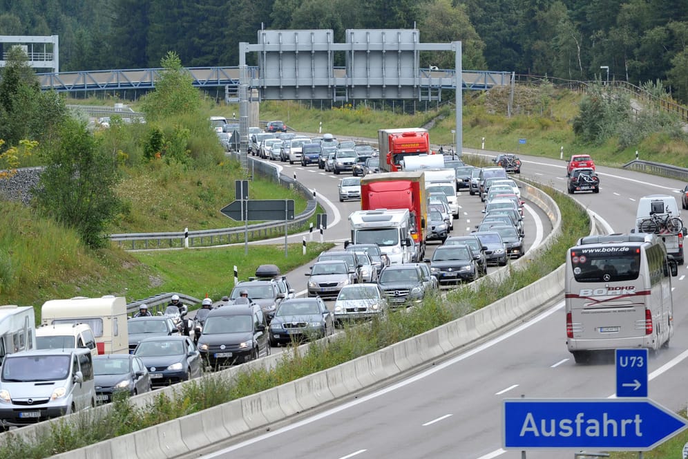 Stau vor Grenztunnel nach Österreich. Der ADAC empfiehlt, dass Urlauber ihre Routen umplanen.