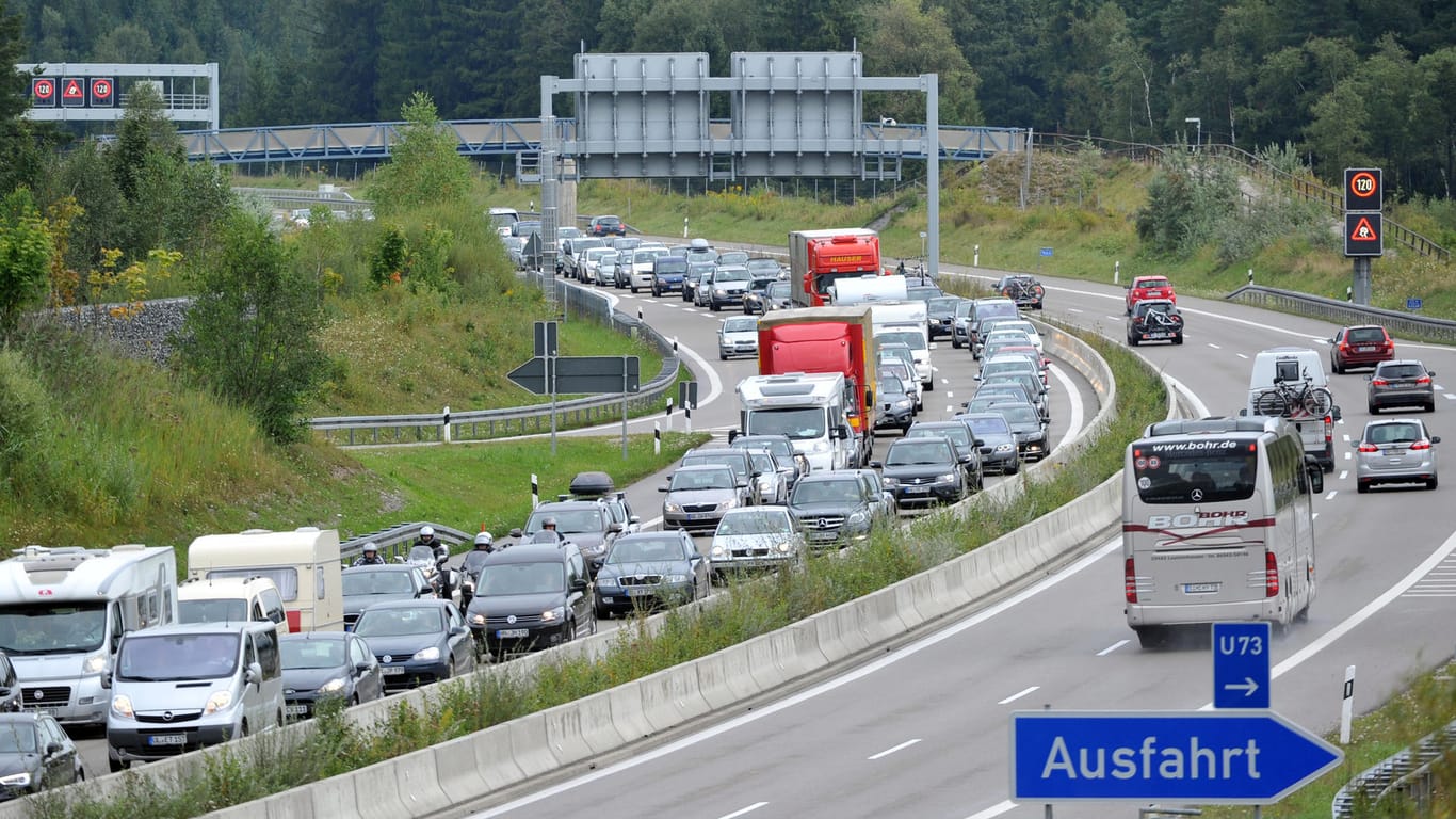 Stau vor Grenztunnel nach Österreich. Der ADAC empfiehlt, dass Urlauber ihre Routen umplanen.