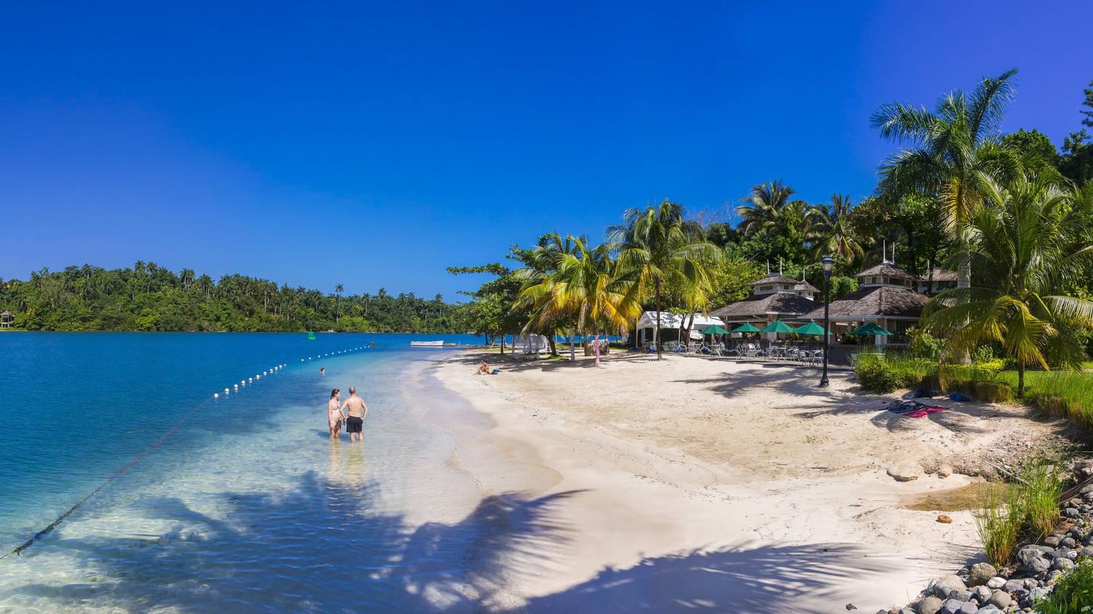 Port Antonio bietet einen der zahlreichen Traumstrände auf Jamaika.