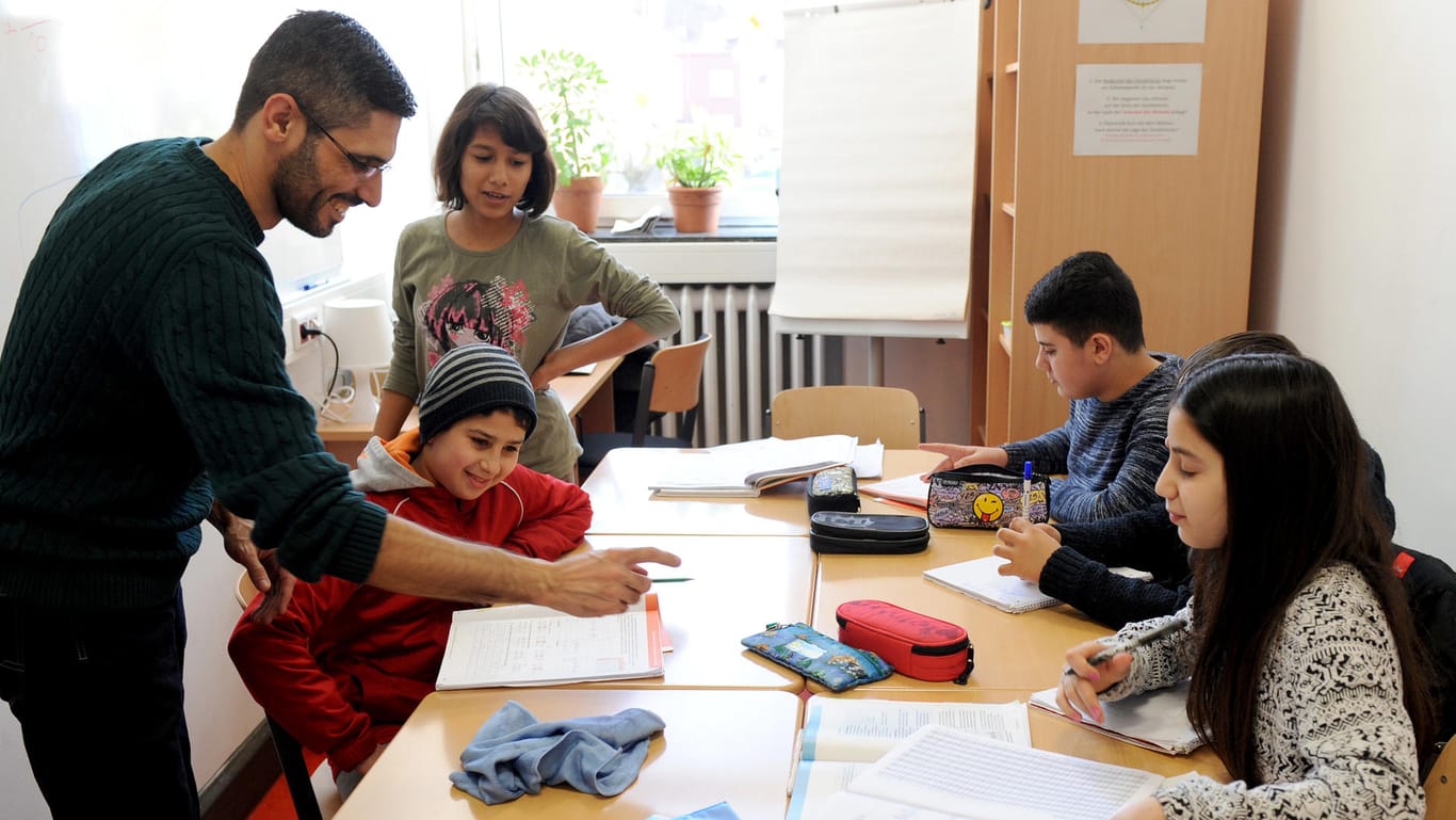Der syrische Lehrer Khaled Mohammad, selbst Flüchtling, gab in einer kleinen Klasse mit syrischen Flüchtlingskindern an einer Bremer Schule Mathematik-Unterricht.