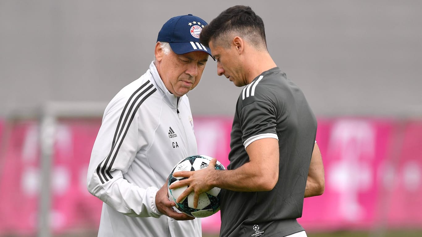 Bayern-Trainer Carlo Ancelotti will seinen Star-Stürmer Robert Lewandowski so lange wie möglich halten.