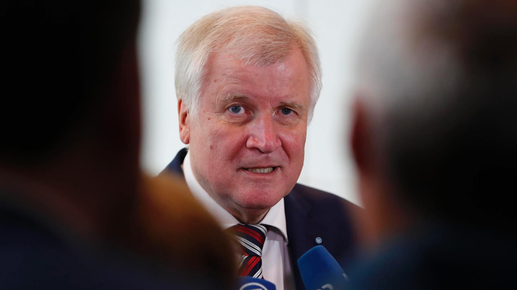 CSU-Chef Horste Seehofer spricht nach der Bundestagswahl in Berlin zu Reportern. CSU-Chef Horste Seehofer spricht nach der Bundestagswahl in Berlin zu Reportern.
