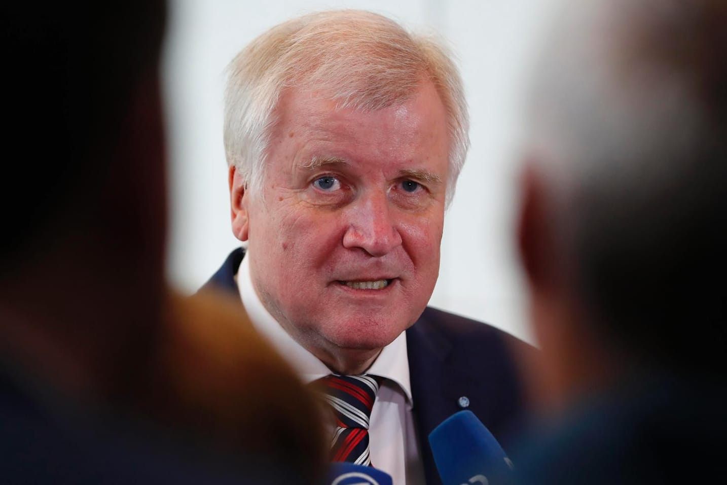 CSU-Chef Horste Seehofer spricht nach der Bundestagswahl in Berlin zu Reportern.