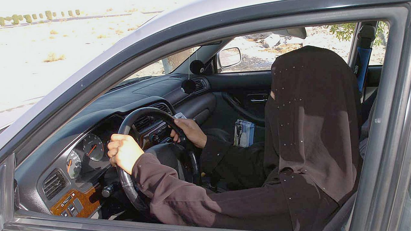 Eine saudische Frau sitzt in Riad am Steuer des Familien-Autos.
