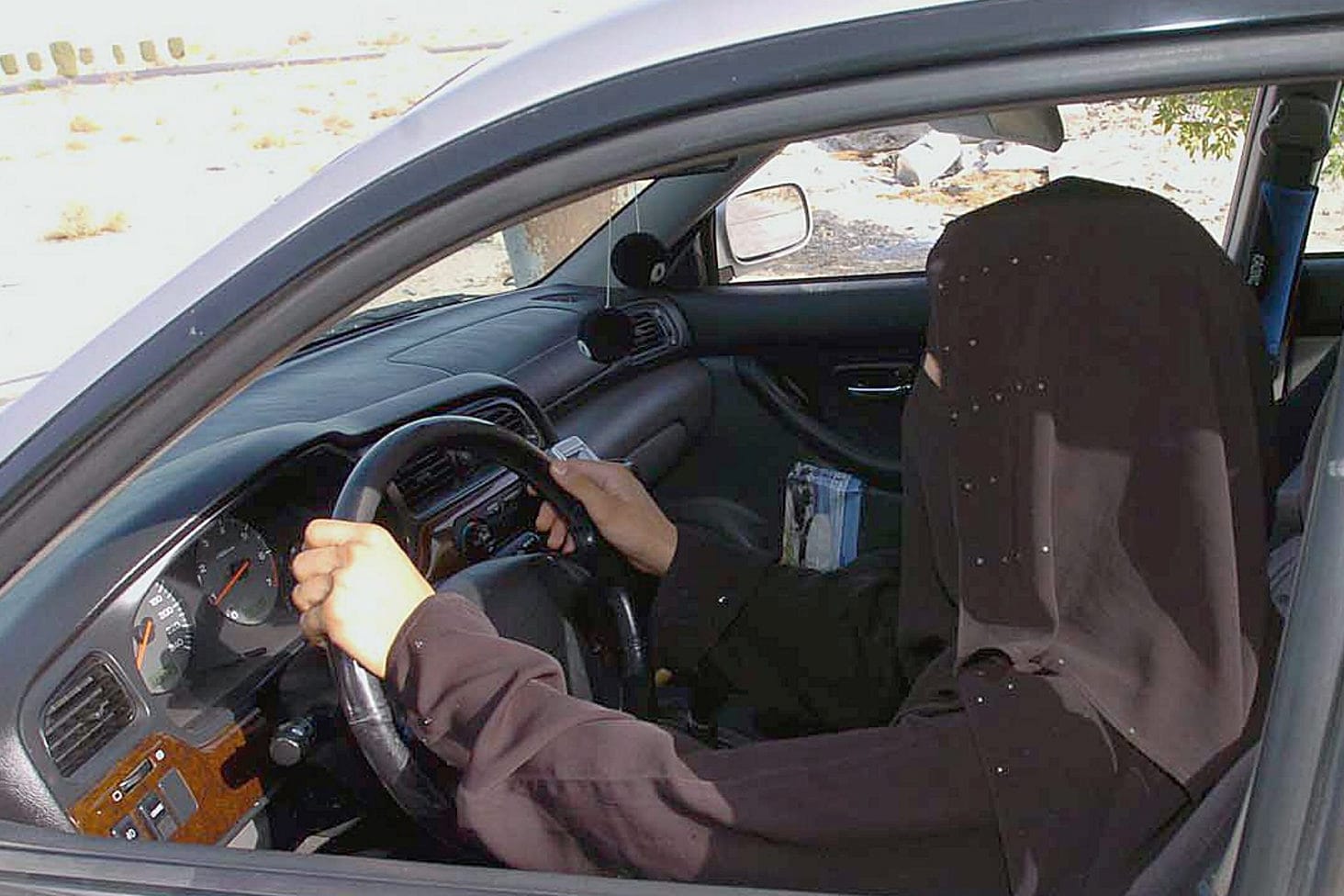 Eine saudische Frau sitzt in Riad am Steuer des Familien-Autos.