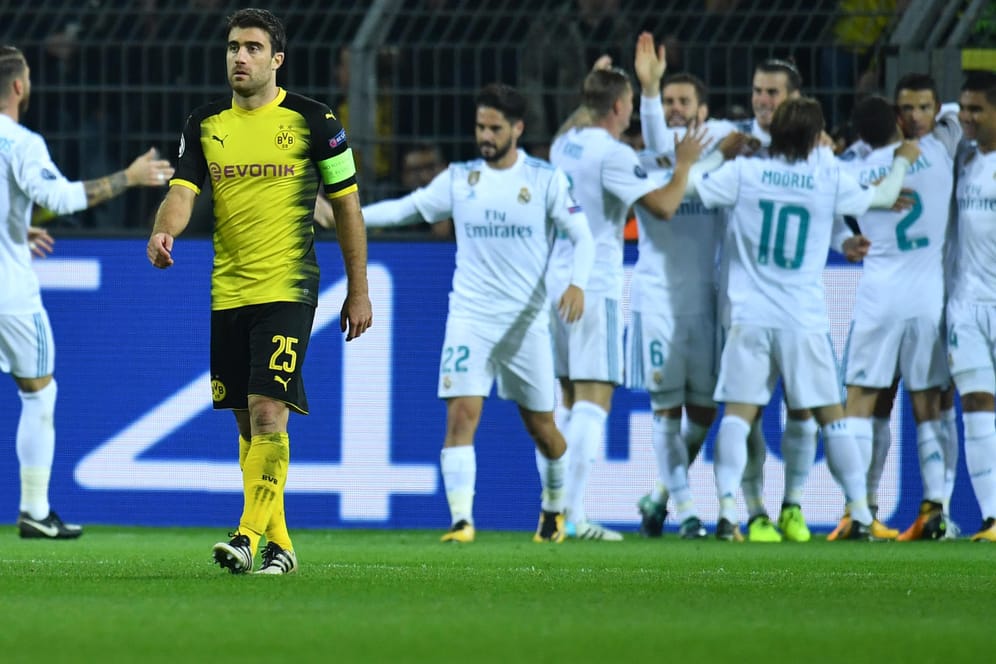 Nur Real Madrid jubelt, BVB-Kapitän Sokratis schleicht nach dem 1:2 davon.