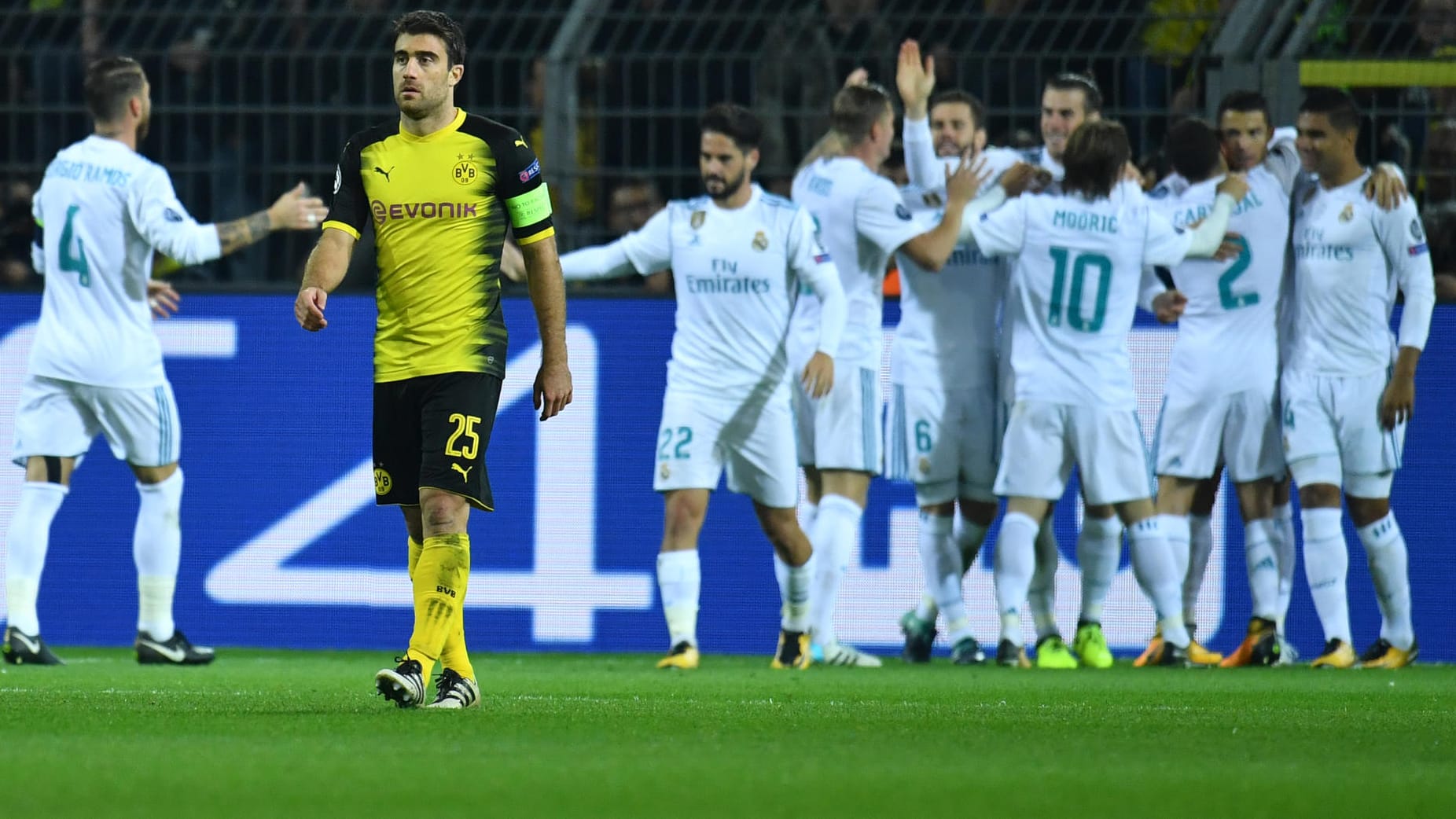 Nur Real Madrid jubelt, BVB-Kapitän Sokratis schleicht nach dem 1:2 davon. Nur Real Madrid jubelt, BVB-Kapitän Sokratis schleicht nach dem 1:2 davon.