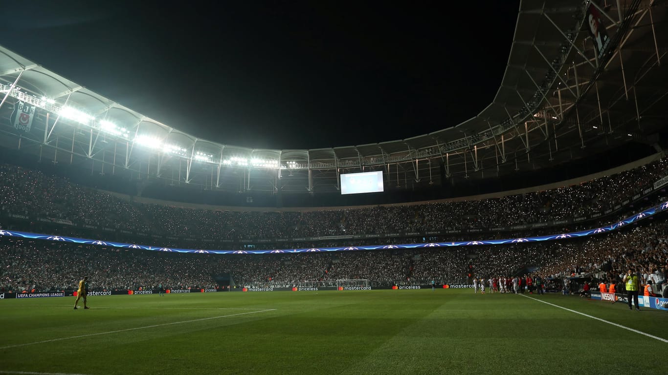 Kurz nach Anpfiff der zweiten Halbzeit gingen in der Vodafone Arena plötzlich die Lichter aus.