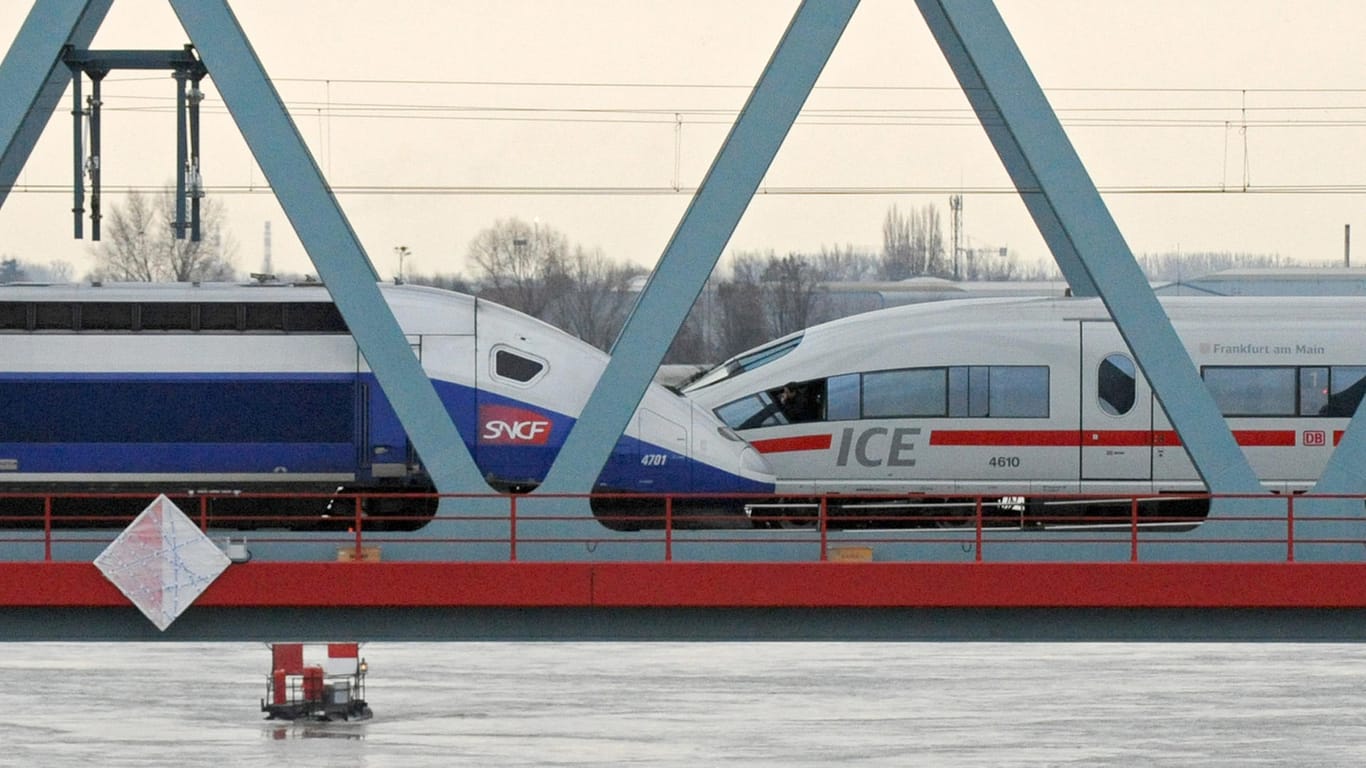 Ein TGV und ein ICE fahren auf der Rheinbrücke in Kehl.