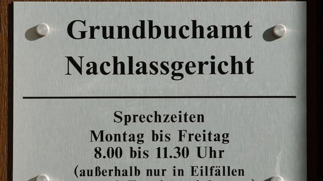 Wollen Gläubiger die Erben des Schuldners ausfindig machen, können sie sich an das Nachlassgericht wenden.