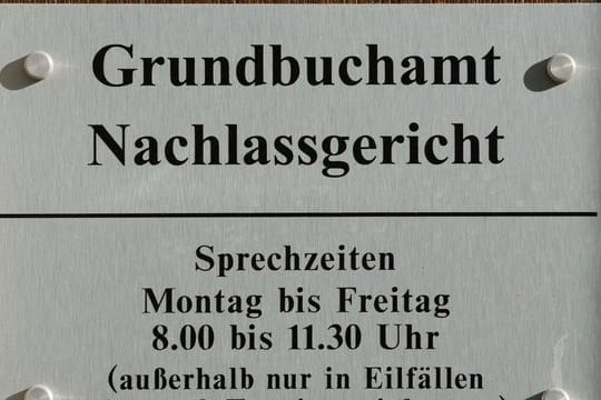 Wollen Gläubiger die Erben des Schuldners ausfindig machen, können sie sich an das Nachlassgericht wenden.