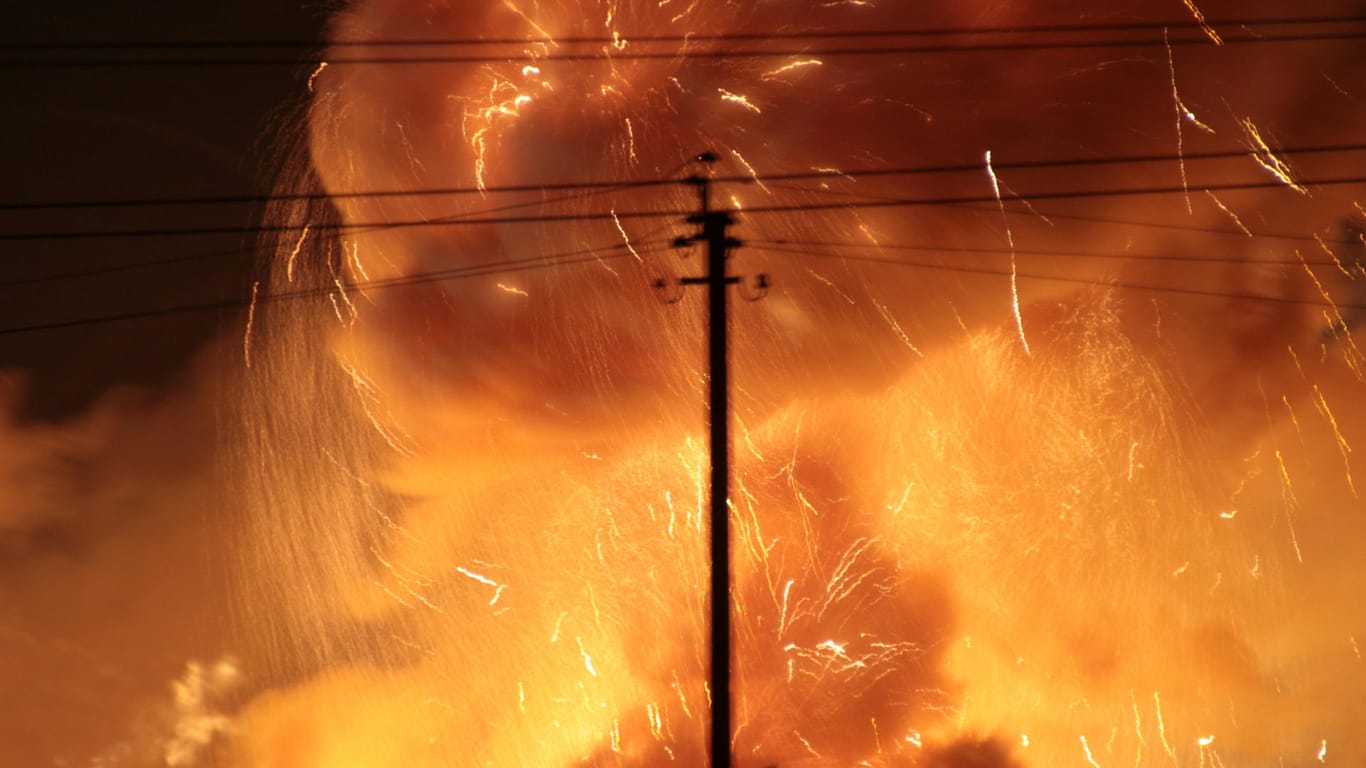 Riesige Flammen wüten in Kalyniwka. Der Großbrand des Munitionslagers gleicht einem Inferno.