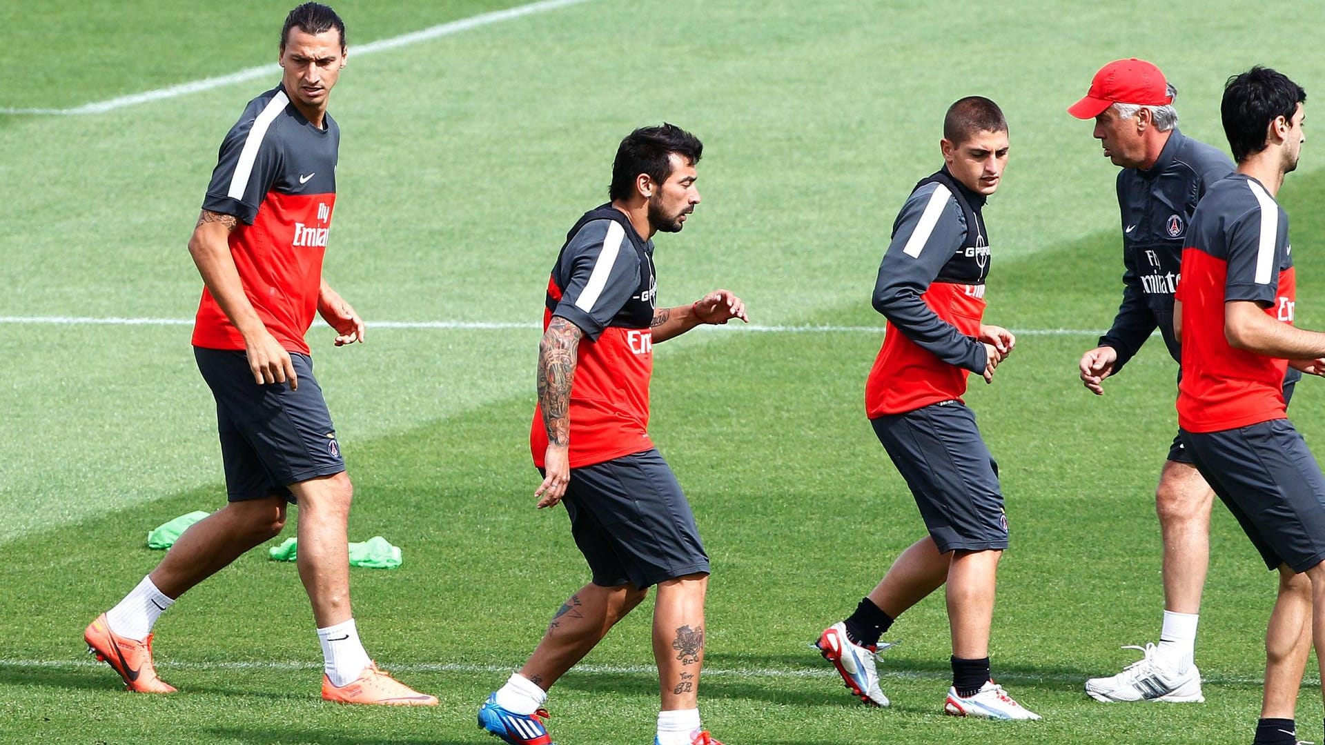 Der damalige Paris-Trainer Ancelotti mit Verratti (3. v. l.) sowie Ibrahimovic (l.).