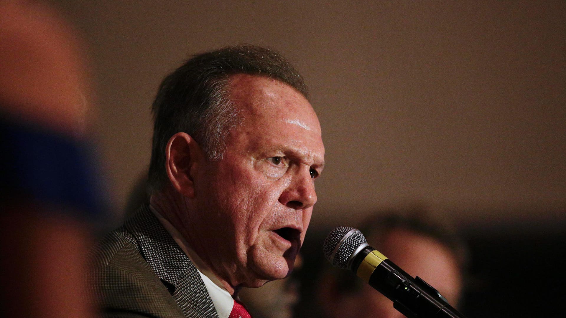 Der erzkonservative Republikaner und Kandidat für den freigewordenen Senatssitz von Justizminister Sessions, Roy Moore, spricht am 26.09.2017 in Montgomery, Alabama, USA, während einer Wahl-Party. Moore hat bei den Senatsvorwahlen im US-Bundesstaat Alabama gewonnen.
