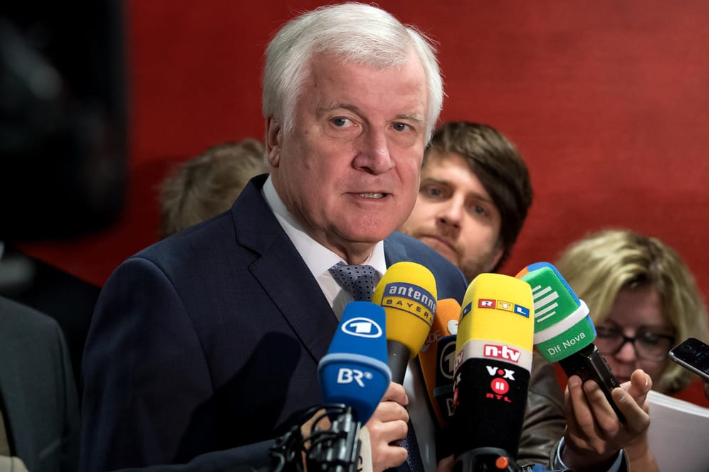 Der bayerische Ministerpräsident Horst Seehofer steht nach dem schlechten Wahlergebnis der CSU bei der Bundestagswahl in der Kritik.