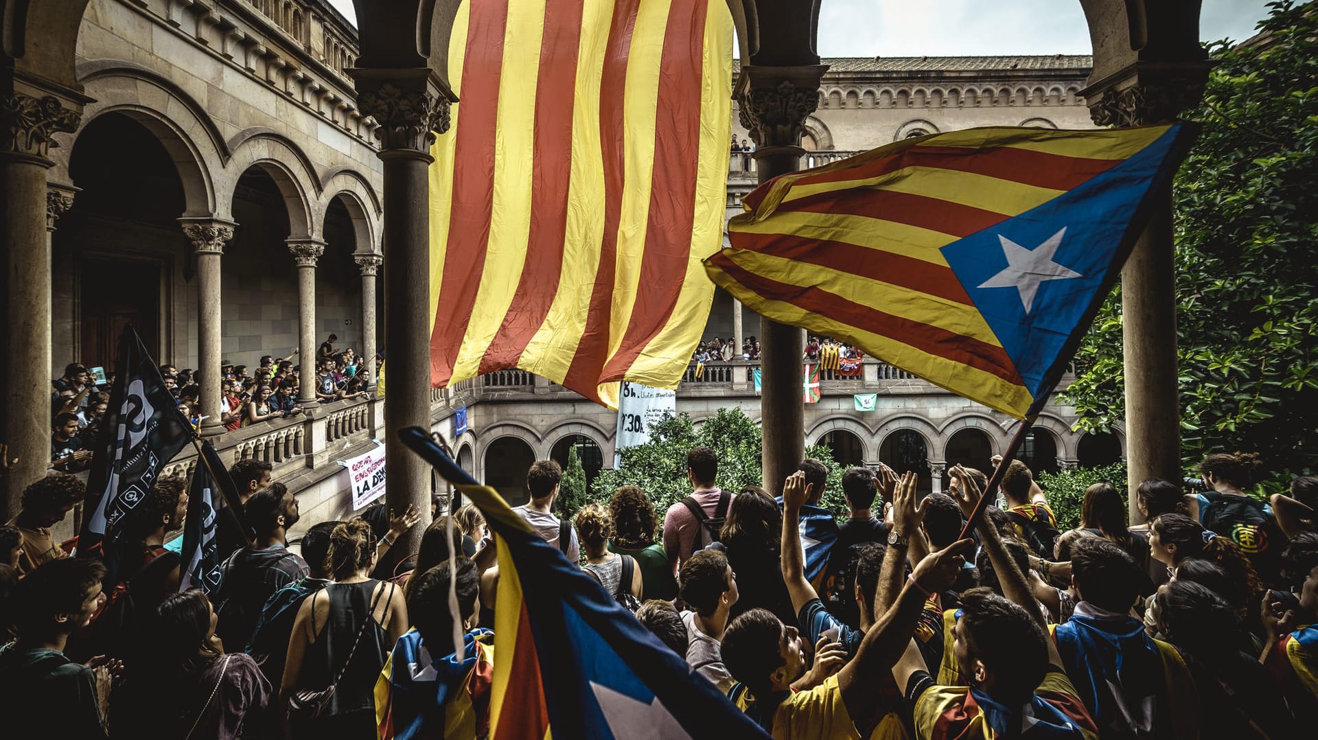 Studenten besetzen aus Protest gegen das Verbot des Unabhängigkeits-Referendums durch die Madrider Zentralregierung die Universität in Barcelona.