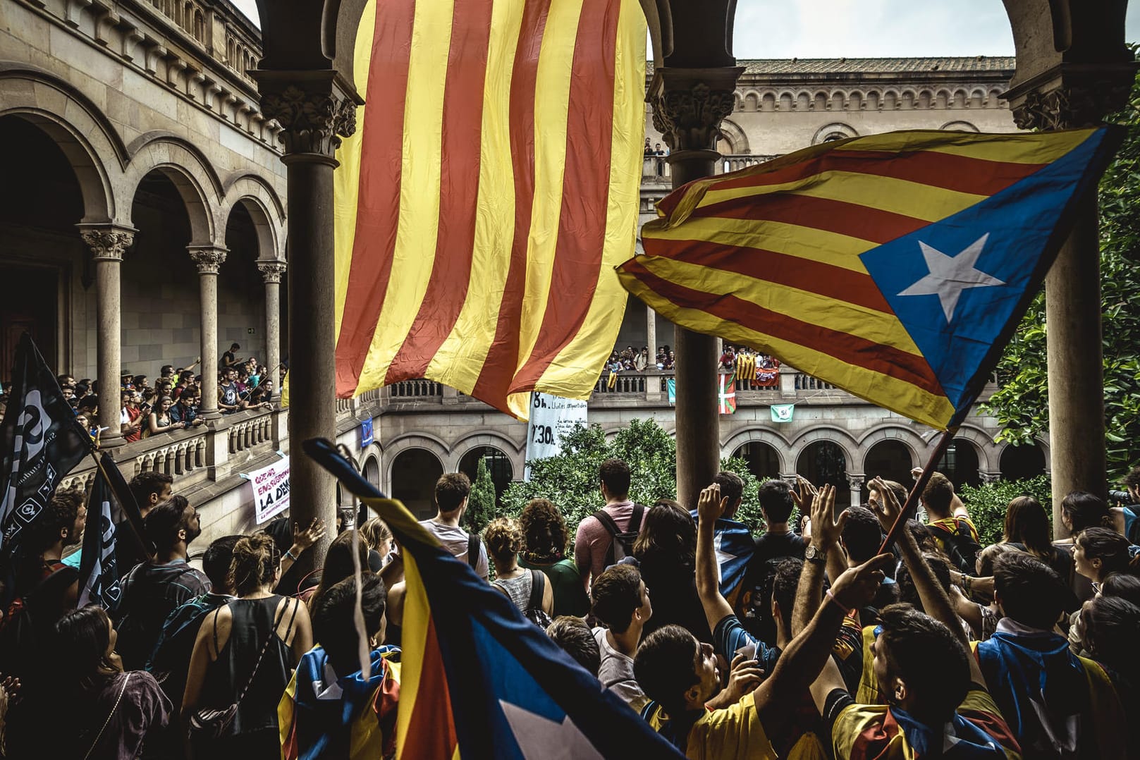 Studenten besetzen aus Protest gegen das Verbot des Unabhängigkeits-Referendums durch die Madrider Zentralregierung die Universität in Barcelona.