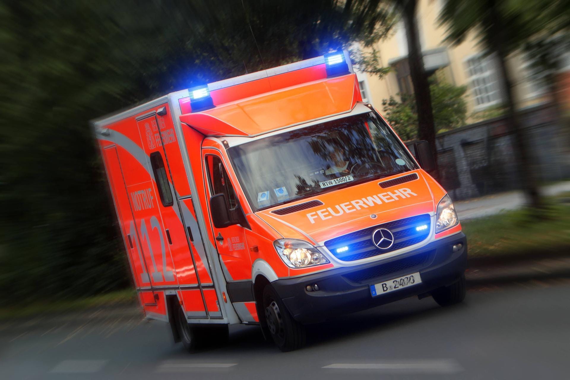 Ein Trakorfahrer verursachte beim Kreuzen einer Landstraße einen Unfall (Rettungswagen Symbolfoto).