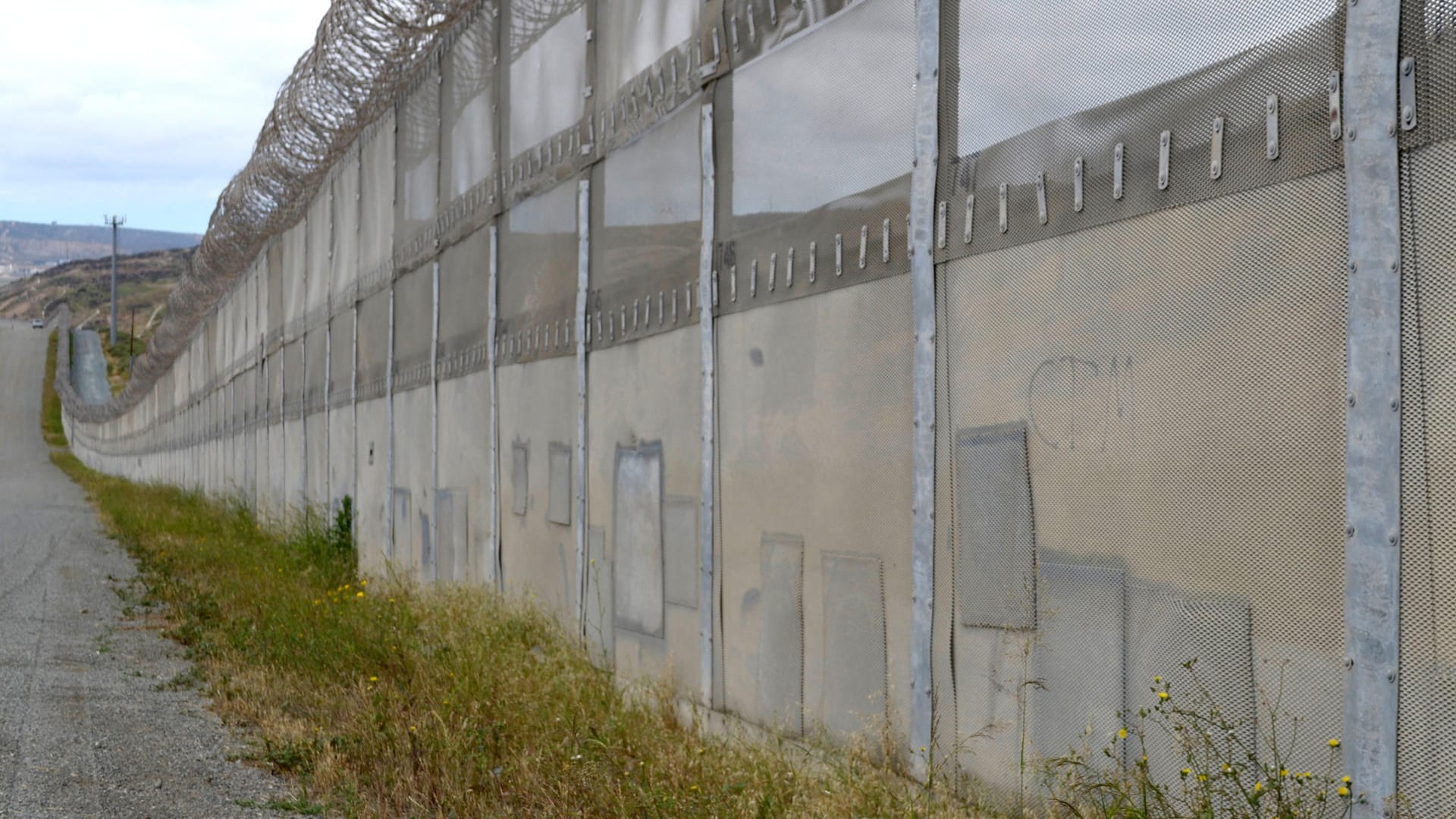 Grenzmauer zwischen USA und Mexiko: Es sollen je vier Modelle aus Beton und aus alternativen Materialen hergestellt werden. Grenzmauer zwischen USA und Mexiko: Es sollen je vier Modelle aus Beton und aus alternativen Materialen hergestellt werden.