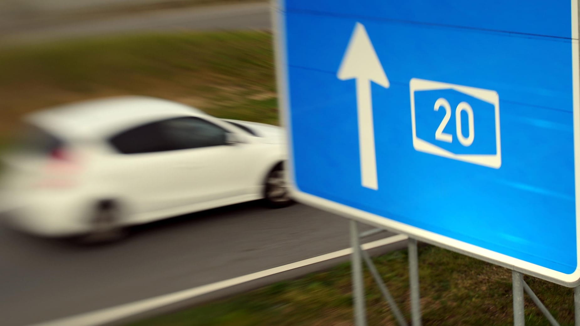 Der auf Moor gebaute Fahrbahn-Abschnitt der A20 ist mehr als einen halben Meter abgesackt.