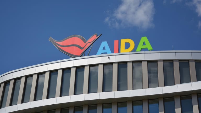 Das Logo auf dem Dach der AIDA-Zentrale in Rostock.
