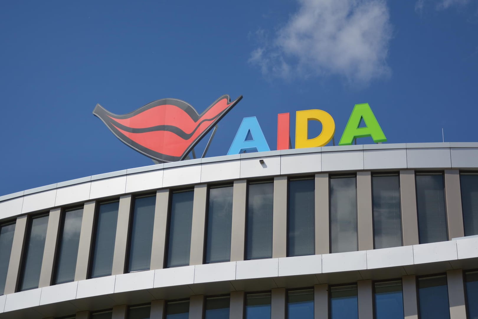 Das Logo auf dem Dach der AIDA-Zentrale in Rostock.