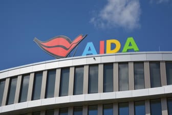 Das Logo auf dem Dach der AIDA-Zentrale in Rostock.