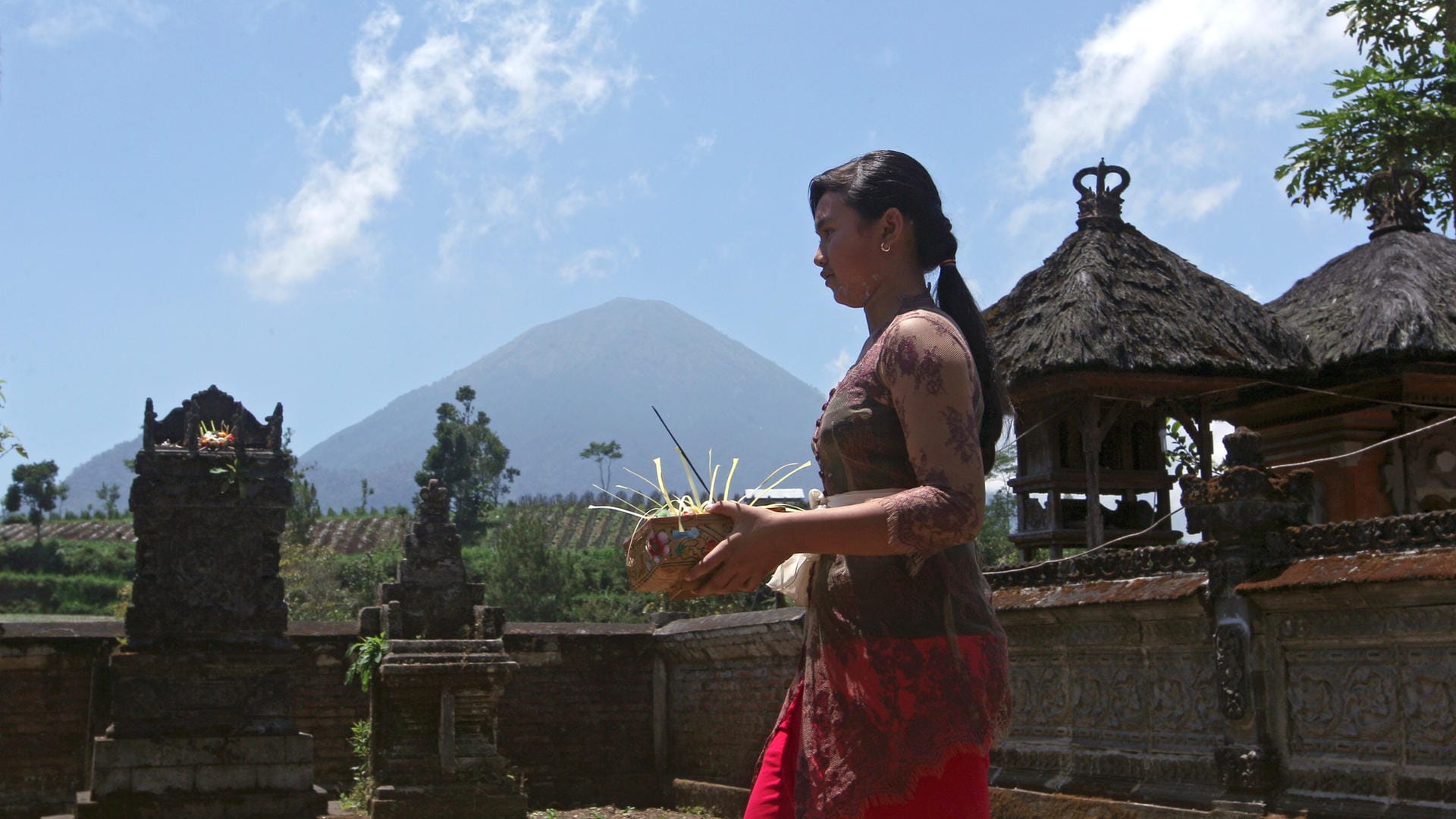 Ein Balinesin bringt in Karangasem (Indonesien) Opfergaben in einen Tempel der 10 Kilometer des Vulkans Mount Agung entfernt liegt. Auf der indonesischen Ferieninsel Bali wächst die Furcht vor einem gewaltigen Vulkanausbruch. Ein Balinesin bringt in Karangasem (Indonesien) Opfergaben in einen Tempel der 10 Kilometer des Vulkans Mount Agung entfernt liegt. Auf der indonesischen Ferieninsel Bali wächst die Furcht vor einem gewaltigen Vulkanausbruch.