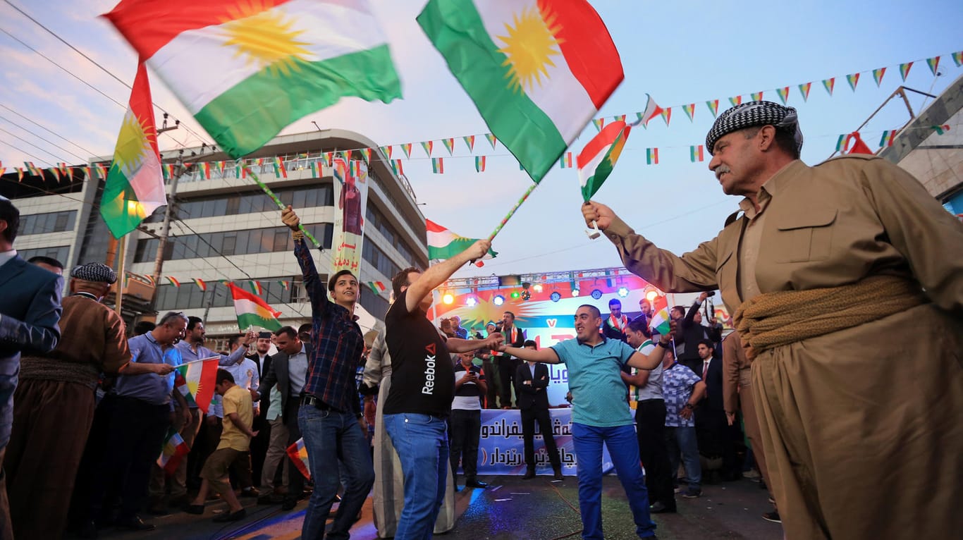 Kurden in der Stadt Duhok schwenken Flaggen der Autonome Region Kurdistan, um für das Referendum zu werben.