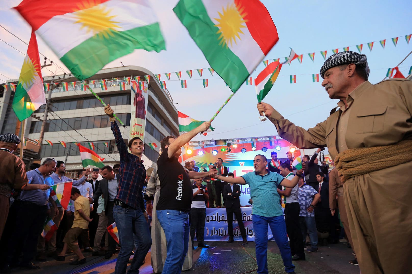 Kurden in der Stadt Duhok schwenken Flaggen der Autonome Region Kurdistan, um für das Referendum zu werben.