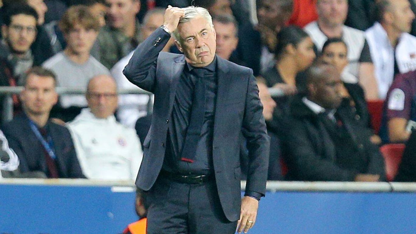 Bayern-Trainer Carlo Ancelotti wirkt ratlos, seine Elf verliert 0:3 gegen Paris.