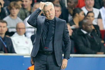 Bayern-Trainer Carlo Ancelotti wirkt ratlos, seine Elf verliert 0:3 gegen Paris.