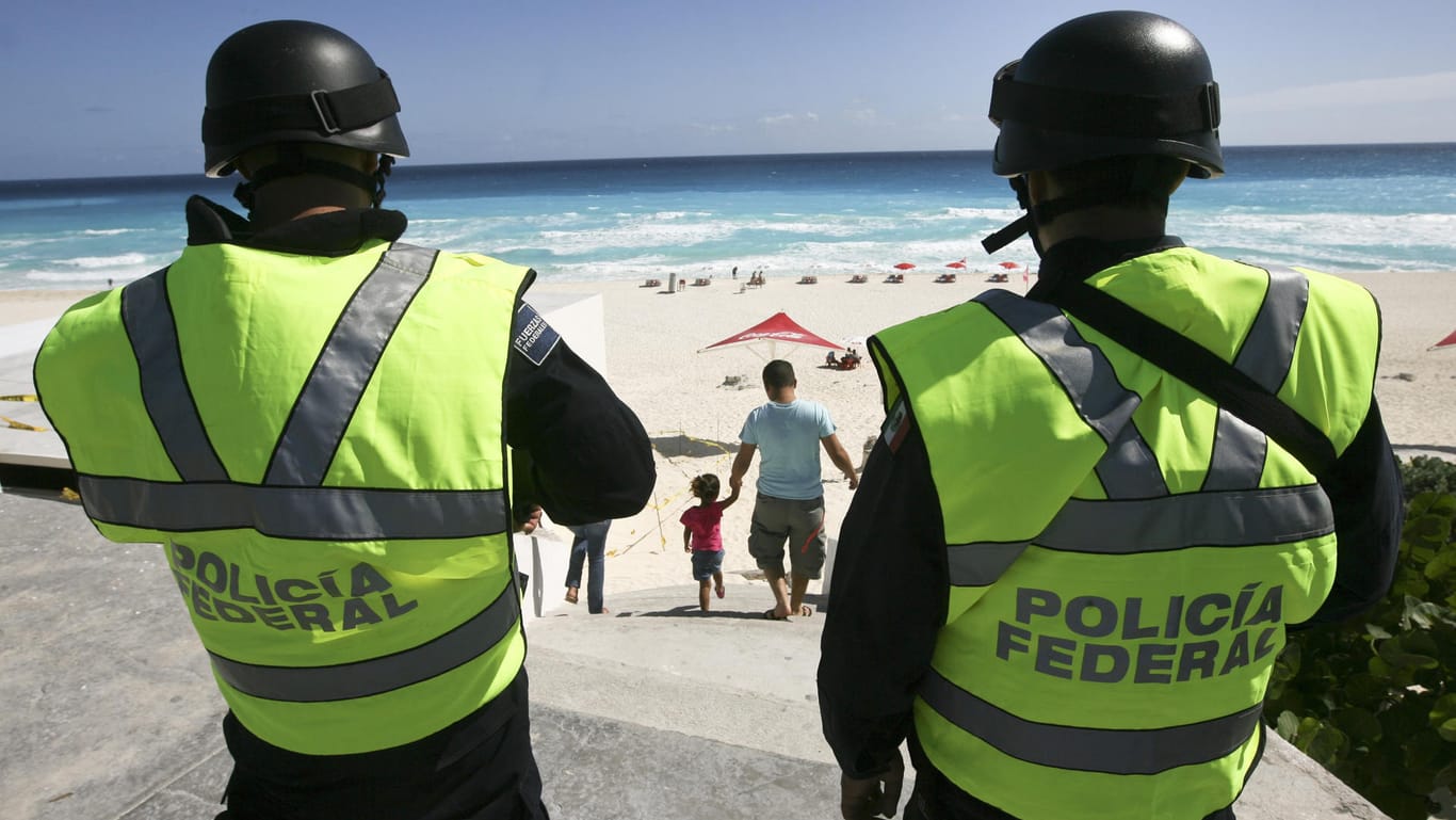 Mexikanische Polizisten patrouillieren in Cancun am Strand.