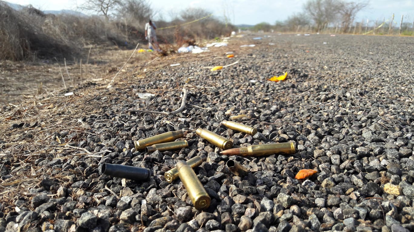 Patronen und Hülsen liegen auf dem Boden in Villa Union (Sinaloa, Mexiko).