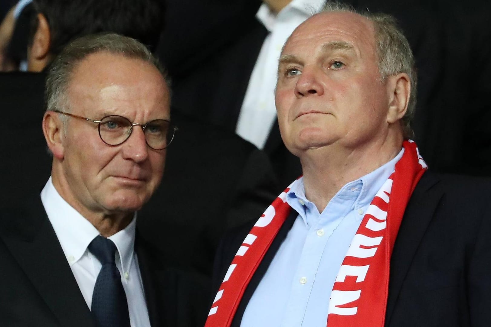 Karl-Heinz Rummenigge und Uli Hoeneß (r.) waren mit der Vorstellung ihrer Mannschaft in Paris unzufrieden.