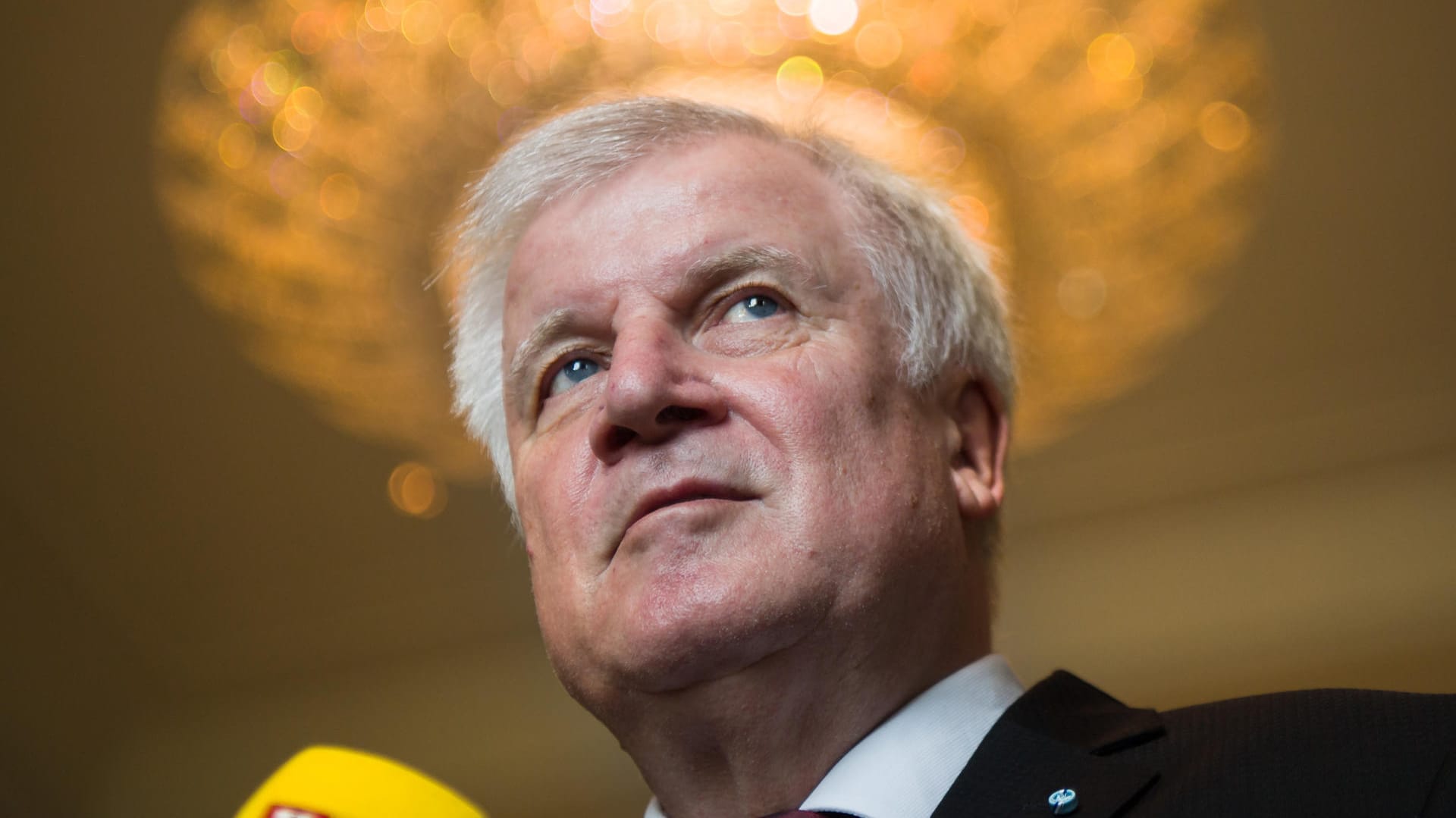 Der bayerische Ministerpräsident Horst Seehofer (CSU) steht nach der Bundestagswahl unter Beschuss. Der bayerische Ministerpräsident Horst Seehofer (CSU) steht nach der Bundestagswahl unter Beschuss.