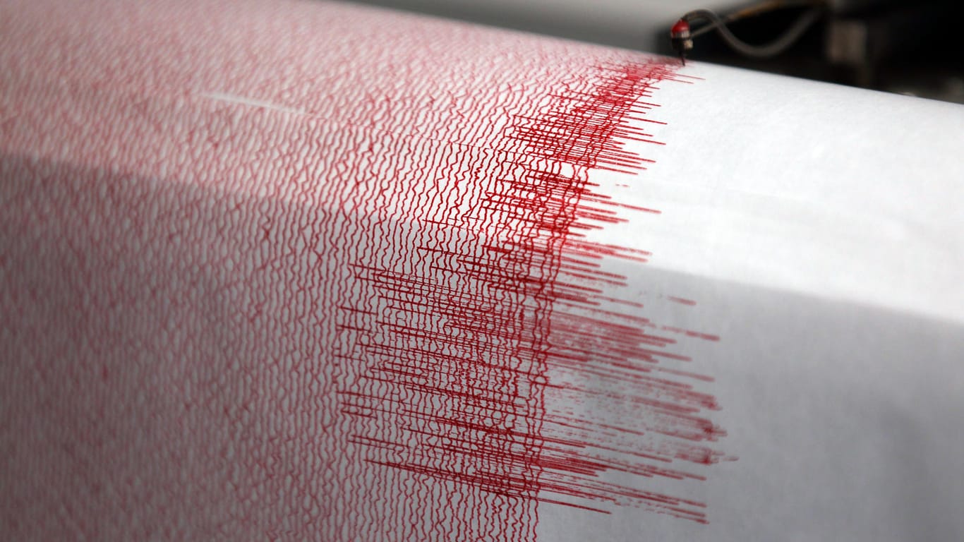 Der Seismograph der Erdbebenwarte in Bergisch-Gladbach verzeichnet Ausschläge.