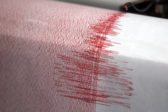 Der Seismograph der Erdbebenwarte in Bergisch-Gladbach verzeichnet Ausschläge.