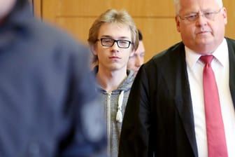 Der Angeklagte Marcel H. (M) und sein Anwalt Michael Emde im Landgericht in Bochum.