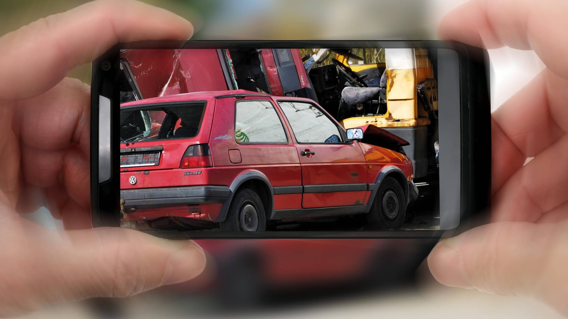 Schaulustiger fotografiert Verkehrsunfall (Symbolfoto)