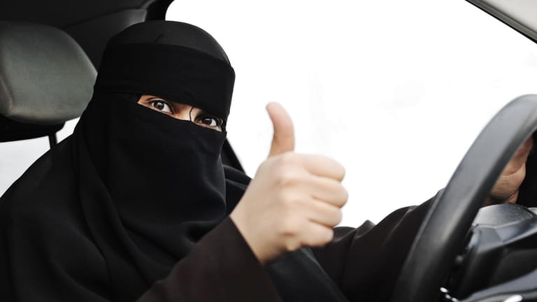 Eine arabische Muslima mit Hijab und Niqab beim Autofahren. Bislang gilt in Saudi-Arabien ein weltweit einzigartiges Fahrverbot für Frauen.
