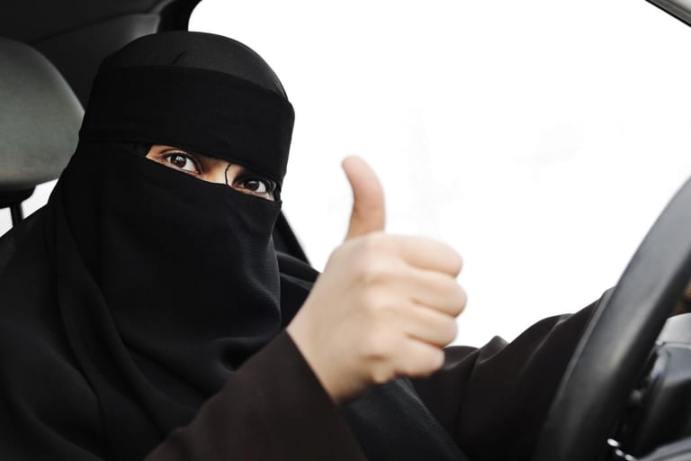 Eine arabische Muslima mit Hijab und Niqab beim Autofahren. Bislang gilt in Saudi-Arabien ein weltweit einzigartiges Fahrverbot für Frauen.