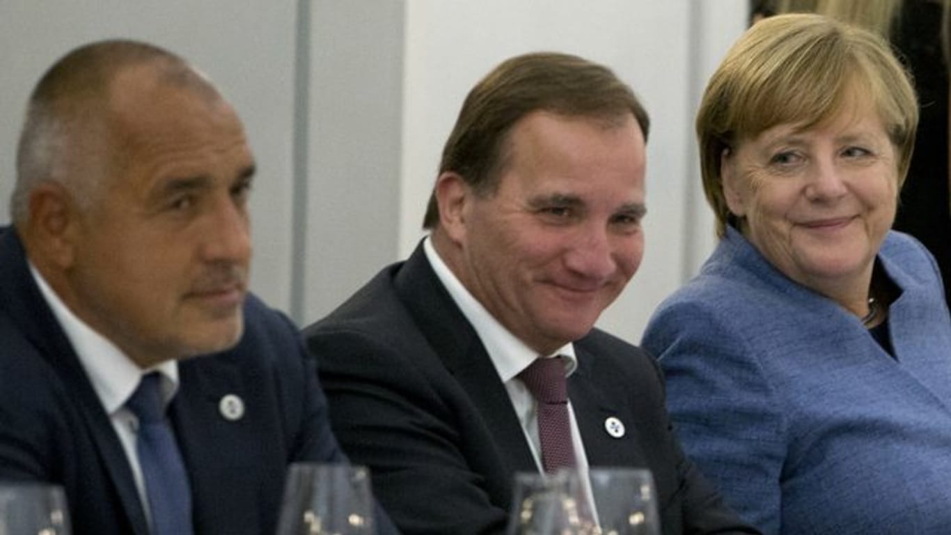 Angela Merkel, der schwedische Ministerpräsident Stefan Löfven (M.