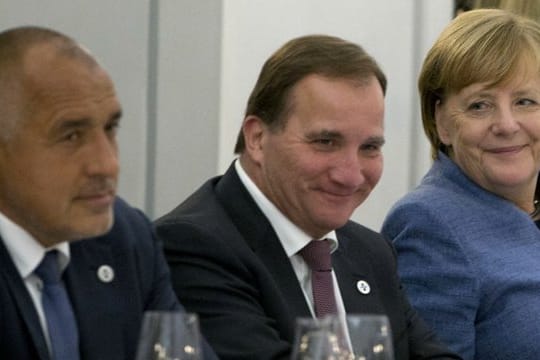 Angela Merkel, der schwedische Ministerpräsident Stefan Löfven (M.