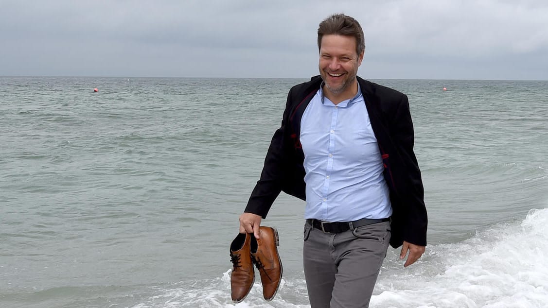 Robert Habeck geht am Strand der Düne von Helgoland entlang.