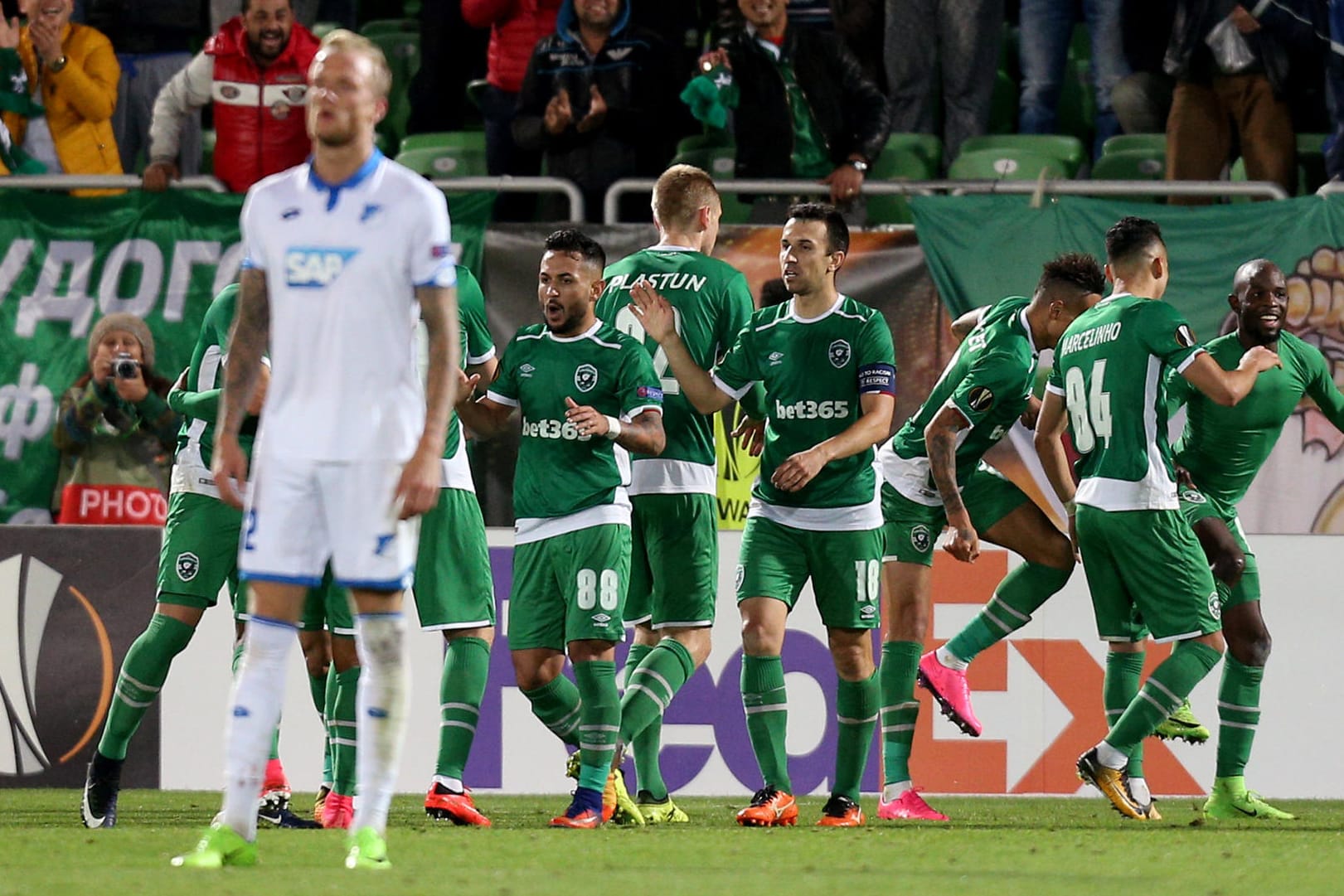 Nur die Gastgeber von Ludogorets Razgrad jubeln, Hoffenheims Kevin Vogt (vorne) ist niedergeschlagen.