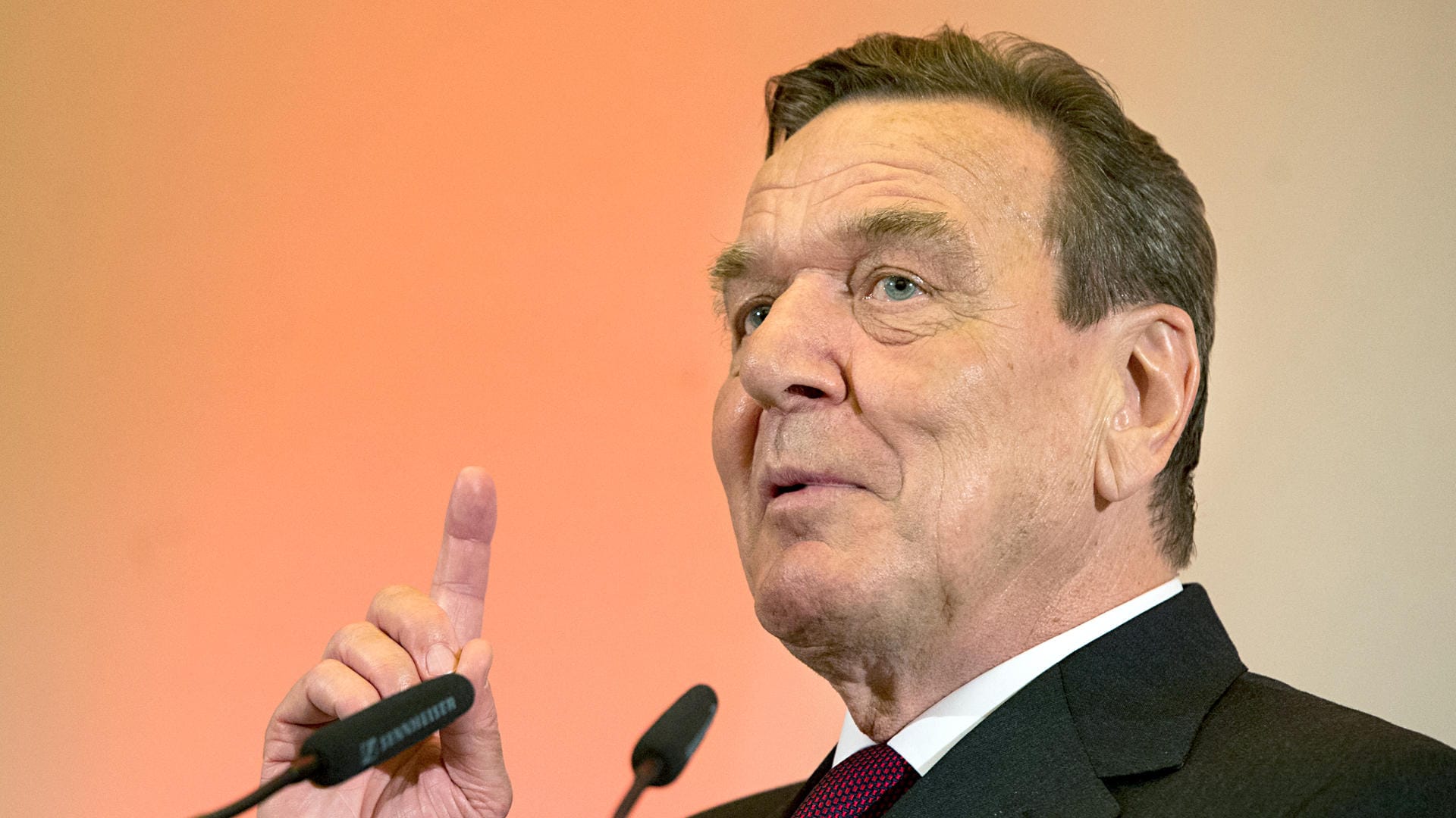 Ex-Bundeskanzler Gerhard Schröder (SPD) erhält trotz Jobs in der Wirtschaft dieses Jahr 561.000 Euro aus der Staatskasse für ein Büro in Berlin. Ex-Bundeskanzler Gerhard Schröder (SPD) erhält trotz Jobs in der Wirtschaft dieses Jahr 561.000 Euro aus der Staatskasse für ein Büro in Berlin.
