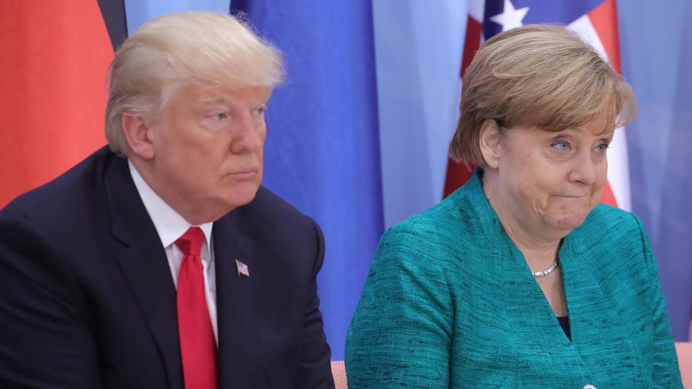Ungewöhnlich spät hat Donald Trump der Bundeskanzlerin Angela Merkel zum Wahlsieg gratuliert.