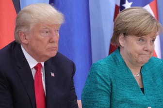 Ungewöhnlich spät hat Donald Trump der Bundeskanzlerin Angela Merkel zum Wahlsieg gratuliert.