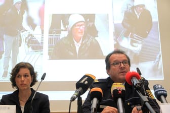 Polizeivizepräsident Uwe Stürmer (r) vom Polizeipräsidium Konstanz und Ministerialrätin Petra Mock (l) bei einer Pressekonferenz. Im Hintergrund werden Fahndungsfotos des Tatverdächtigen gezeigt.